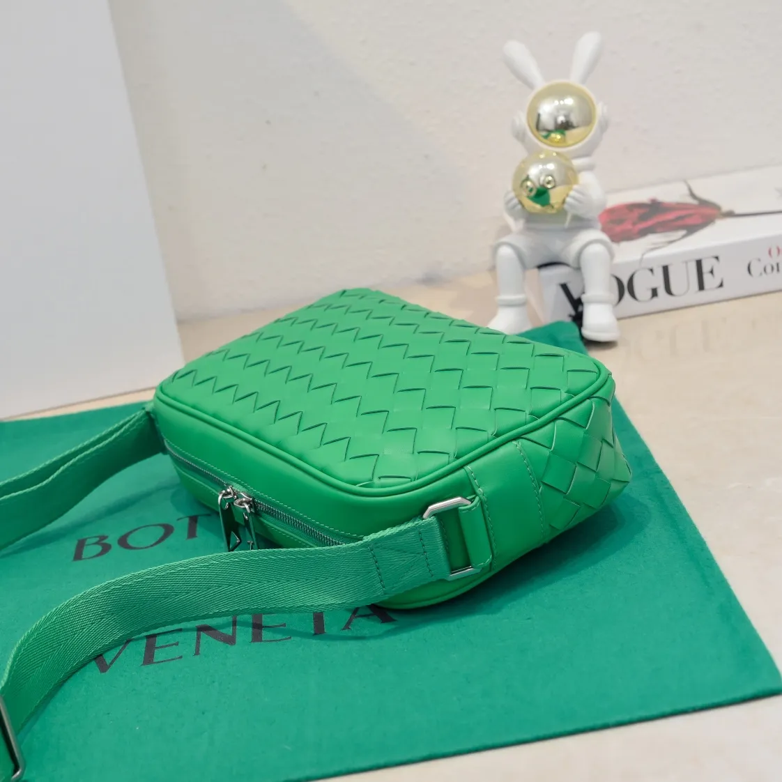 Batch 1480 BV lntrecciato woven leather crossbody bag. The zipper opens and closes, and the space is too large. It meets the daily needs of going out on the street. There are no problems with mobile phones 📱 wallets 👛 power bank 🔋. The weaving process is used, and the texture of the upper body 🔝 is very high-end. Style number: 7100 Size: 25*7.5